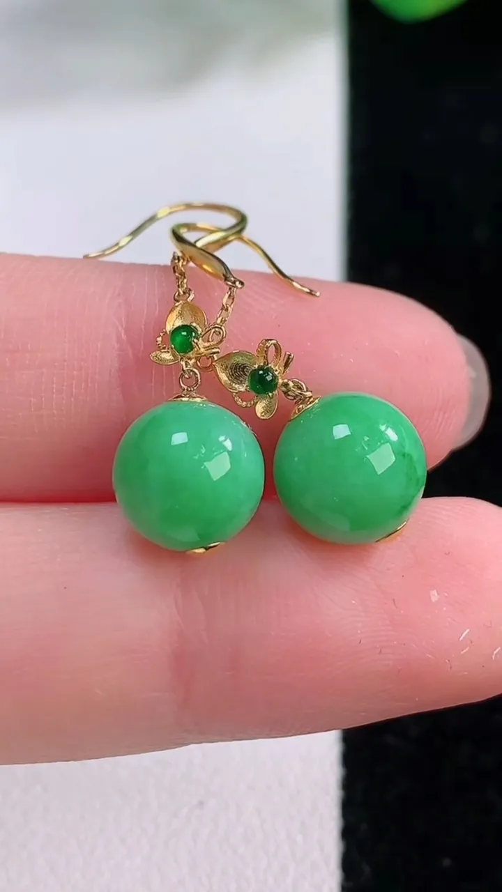 天然A货翡翠圆珠耳坠，尺寸9，重量:2.98g12月1日
工厂直销收藏佳品,种好水足，色泽均匀，有种有色，上手高大气！