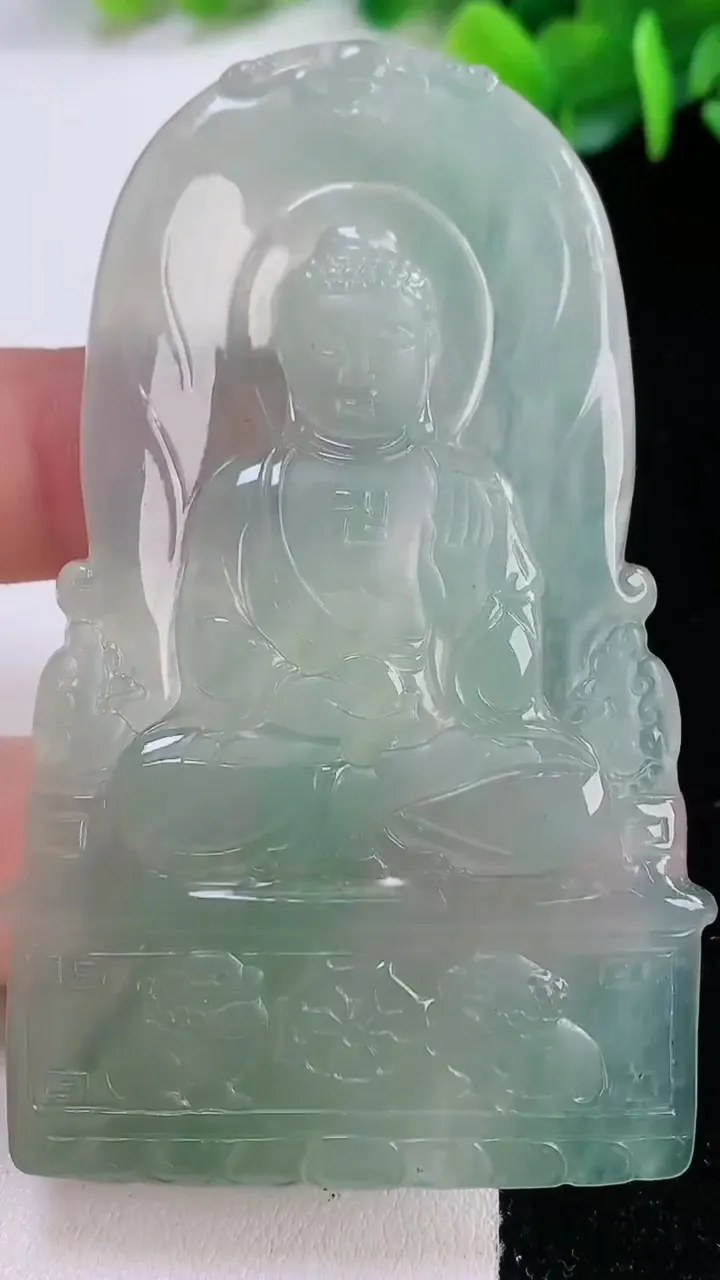 天然A货翡翠大日如来吊坠，尺寸71.6-42.4-4.4，重量:27.69g
12月1日