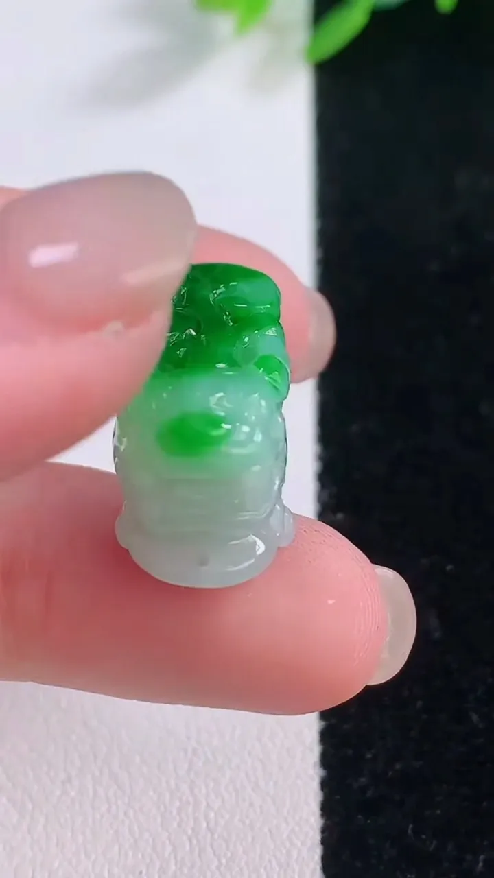 天然A货翡翠貔貅吊坠，尺寸20.8-11.3-12.7，重量:7.94g
12月1日