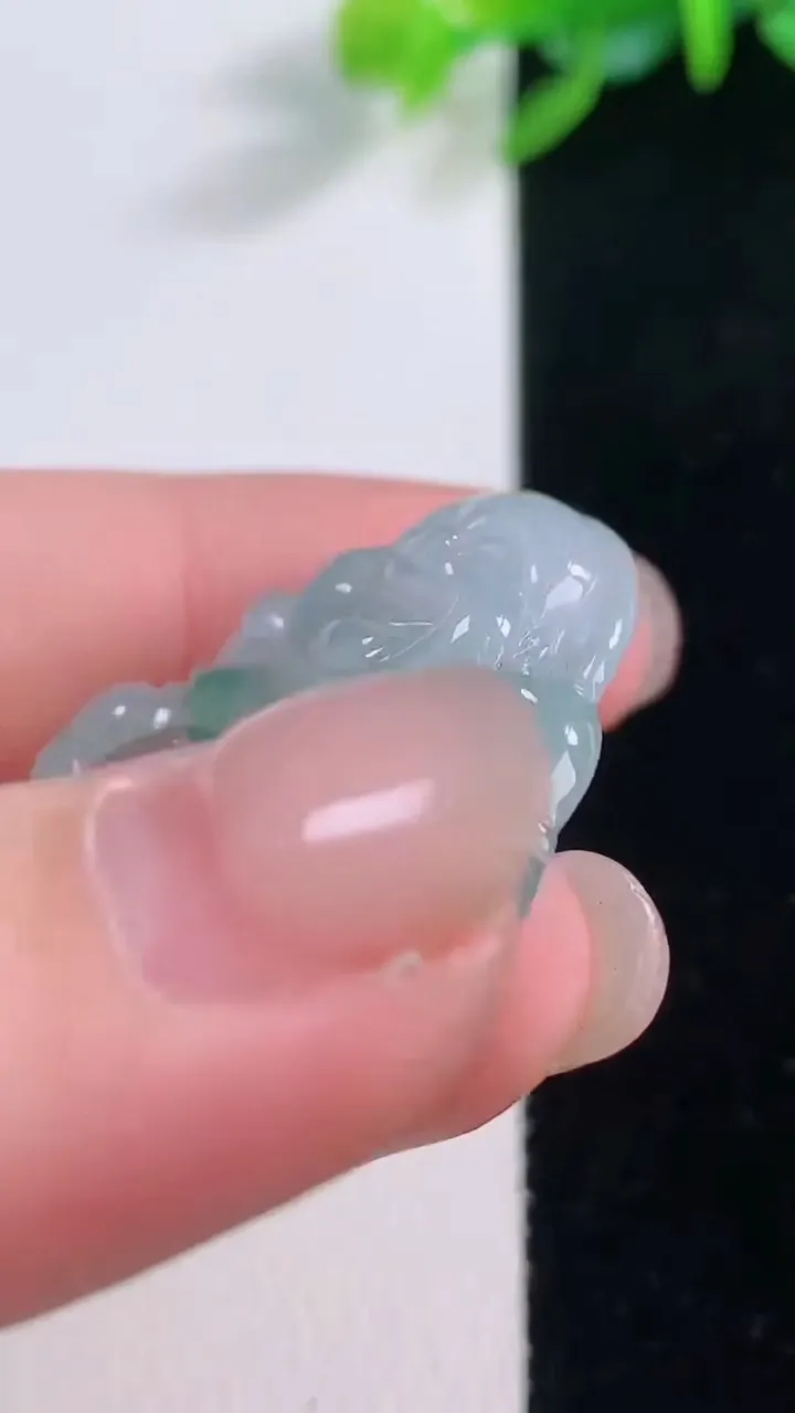 天然A货翡翠冰种飘花佛公吊坠，尺寸30.3-31.4-5.3，重量:7.77g
12月1日