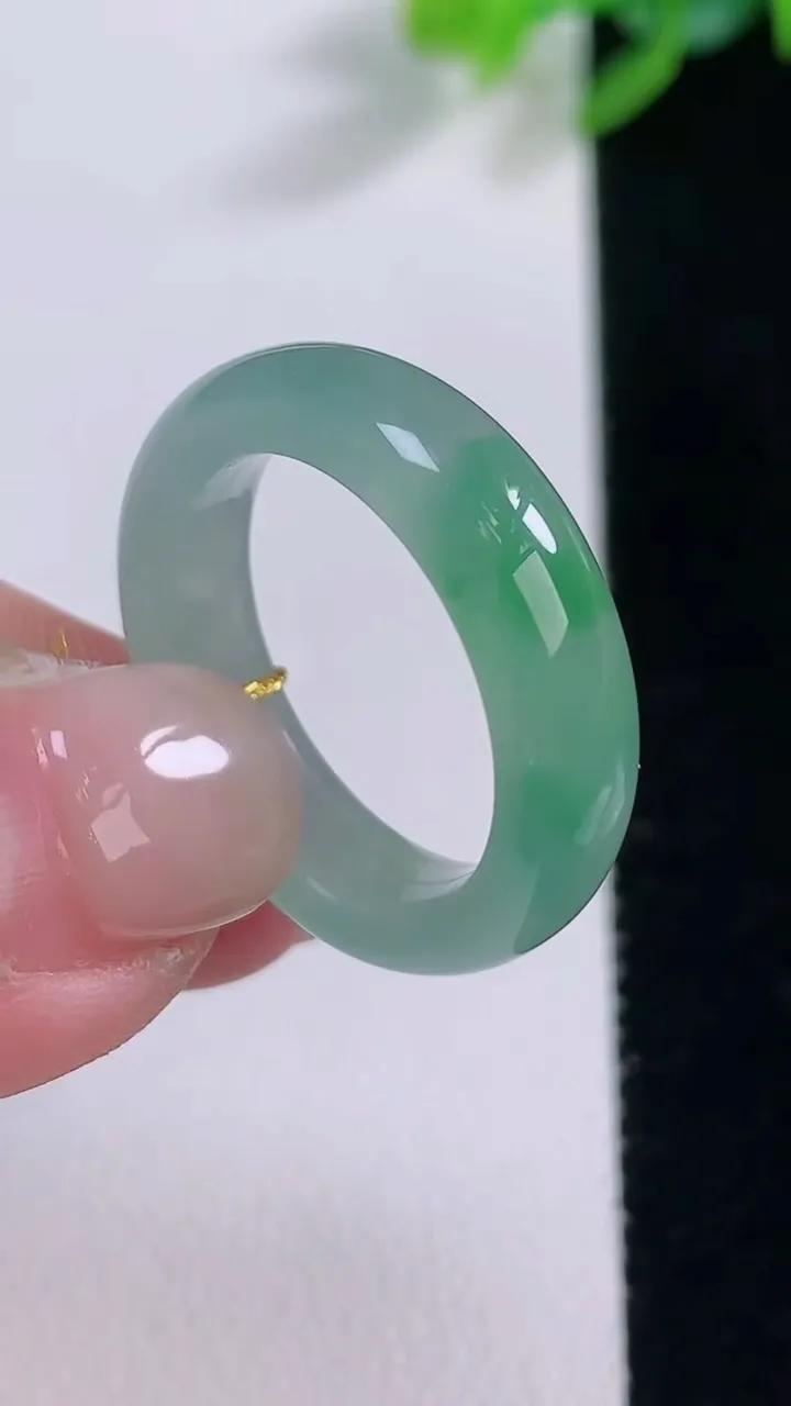 天然A货翡翠指环 戒指，尺寸18-5.6-3.3，重量:4.26g2025年12月1日
工厂直销收藏佳品,种好水足，色泽均匀，有种有色，上手高大气！