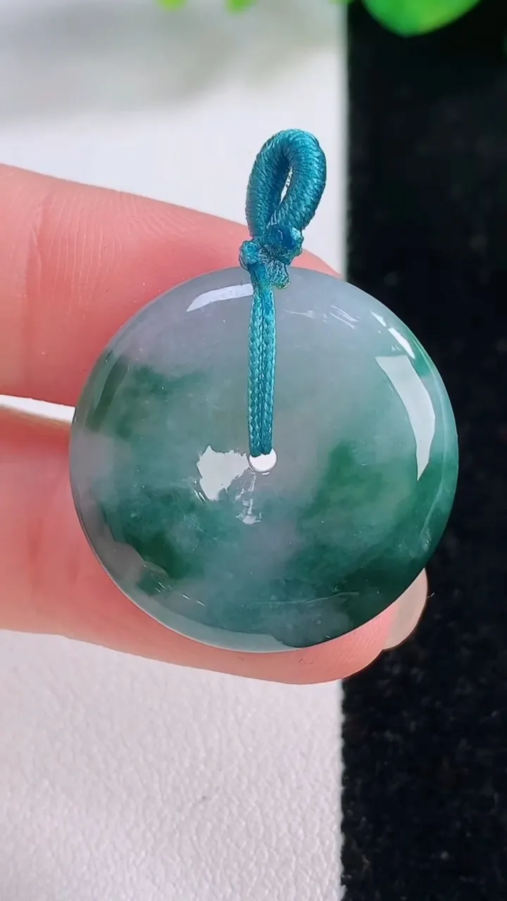 天然A货翡翠冰种飘花平安扣吊坠，尺寸25-5，重量:6.96g
12月1日