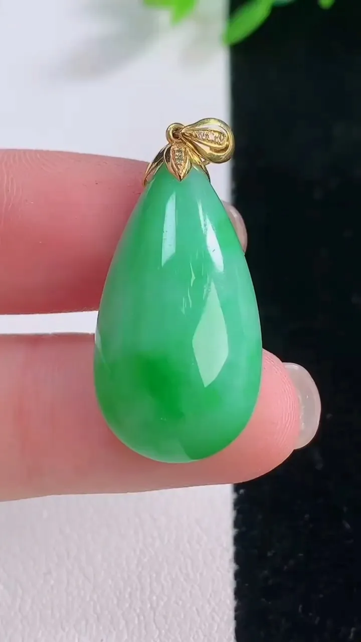 天然A货翡翠水滴吊坠，尺寸26.2-14.4-8.2，重量:5.47g
12月1日