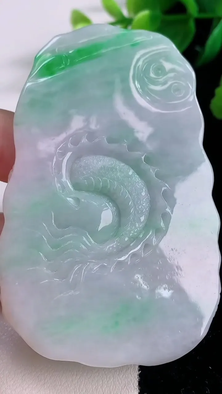 天然A货翡翠龙牌吊坠，尺寸76.3-46.7-11.3，重量:78.78g
12月1日