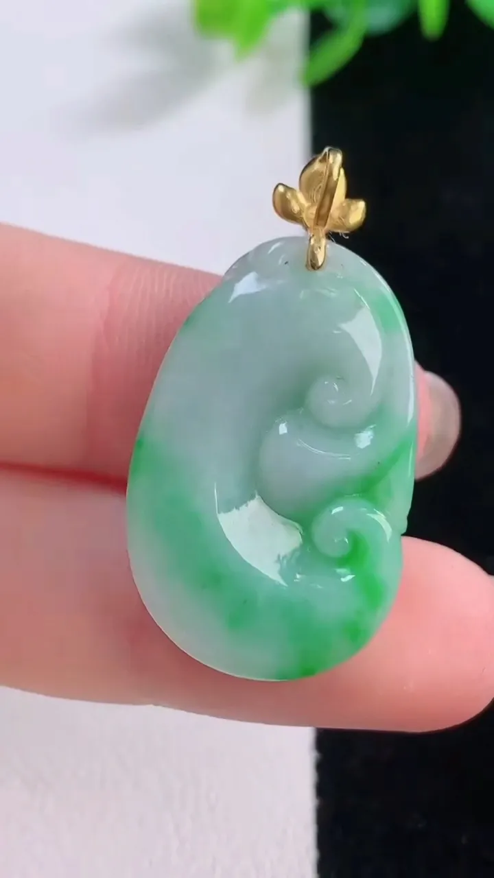 天然A货翡翠如意吊坠，尺寸27.3-17.5-5，重量:5.00g
12月1日