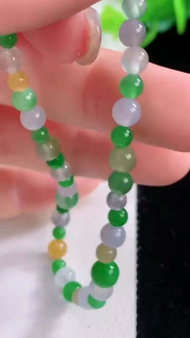 天然A货翡翠种三彩小米圆珠手串42颗，尺寸5.5，重量:6.69g12月1日
工厂直销收藏佳品,种好水足，色泽均匀，有种有色，上手高大气！