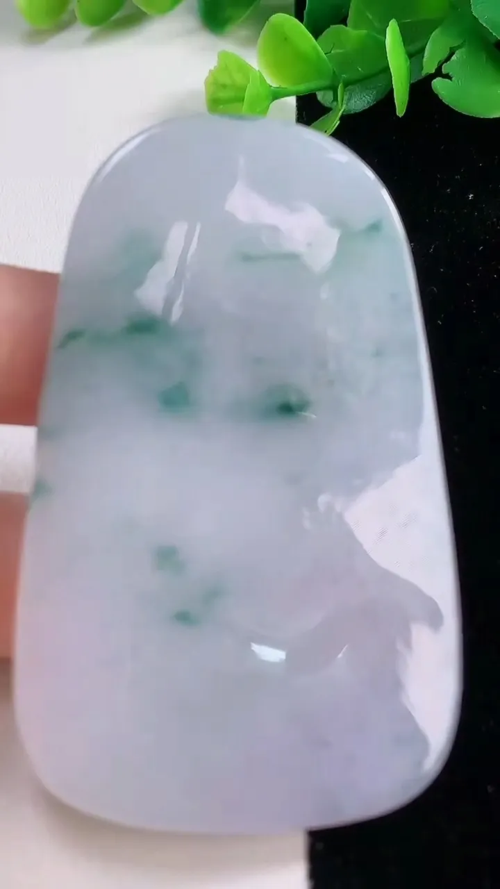 天然A货翡翠冰种飘花观音菩萨吊坠，尺寸69.5-42-4.7，重量:31.65g
12月1日