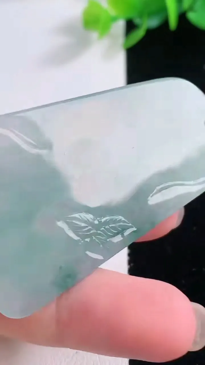 天然A货翡翠冰种飘花大日如来吊坠，尺寸54.4-34-5，重量:20.00g
12月1日