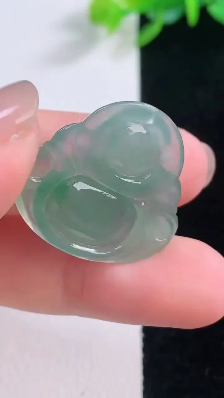 天然A货翡翠佛公吊坠，尺寸23.7-26.2-5.6，重量:5.02g
12月1日