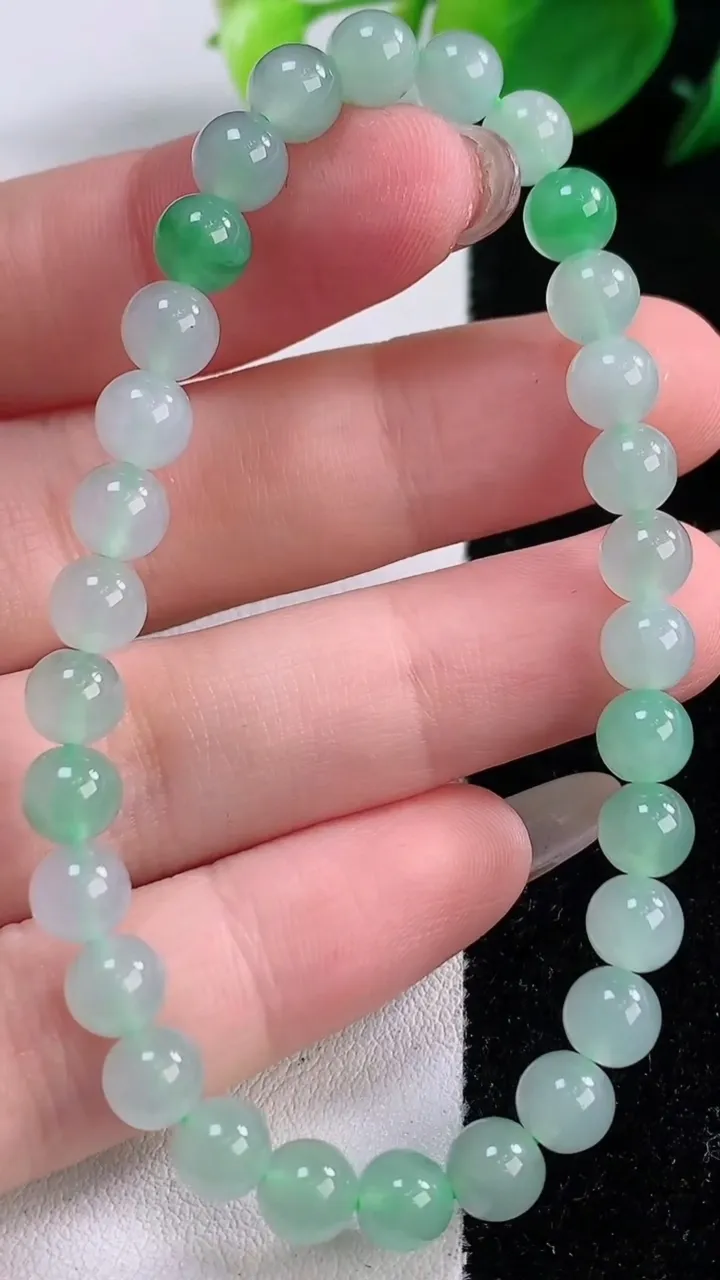 天然A货翡翠圆珠手串，尺寸5.8-30颗，重量:11.05g12月1日
工厂直销收藏佳品,种好水足，色泽均匀，有种有色，上手高大气！
