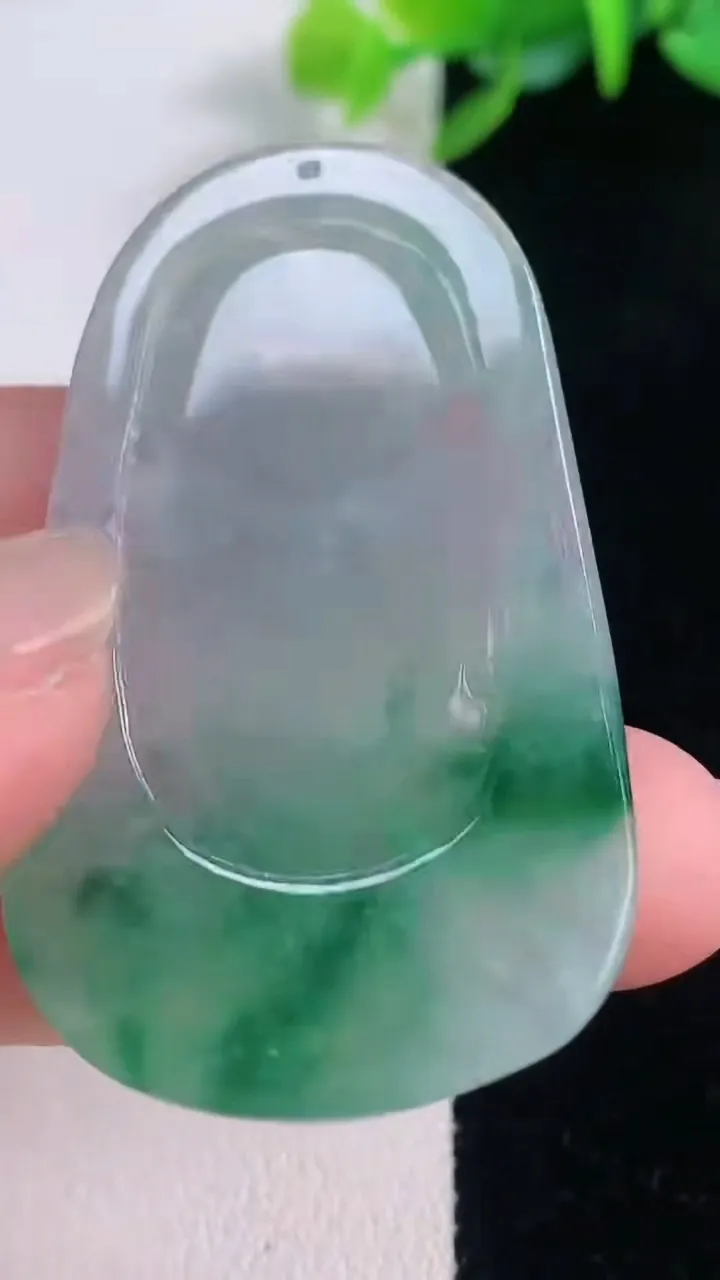 天然A货翡翠冰种飘花生肖兔吊坠，尺寸50-30-4.5，重量:14.28g
12月1日