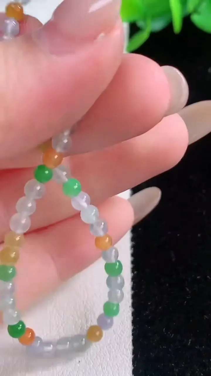 天然A货翡翠种三彩小米圆珠手串52颗，尺寸3.3，重量:4.53g12月1日
工厂直销收藏佳品,种好水足，色泽均匀，有种有色，上手高大气！