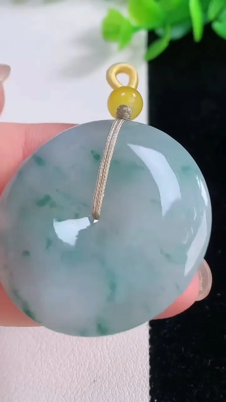 天然A货翡翠冰种飘花平安扣吊坠，尺寸38.4-5.7，重量:18.54g
12月1日