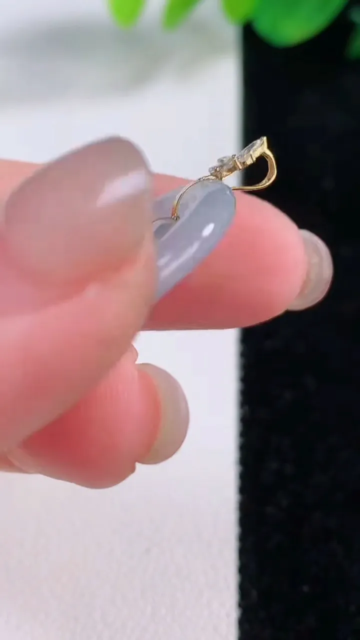 天然A货翡翠种白冰母子平安扣吊坠，尺寸23.5-3.3，重量:3.66g
12月1日