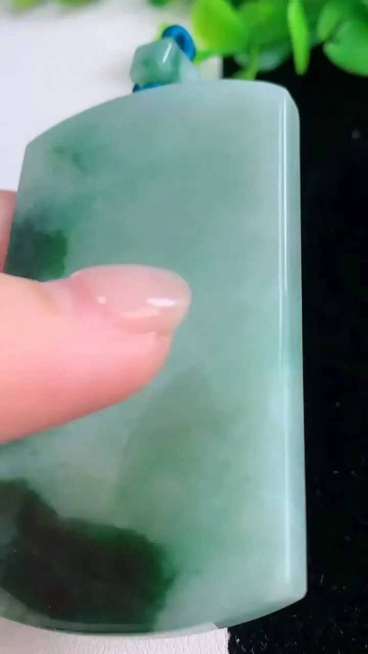 天然A货翡翠冰种飘花无事牌吊坠，尺寸67-40.4-5.8，重量:50.11g
12月1日