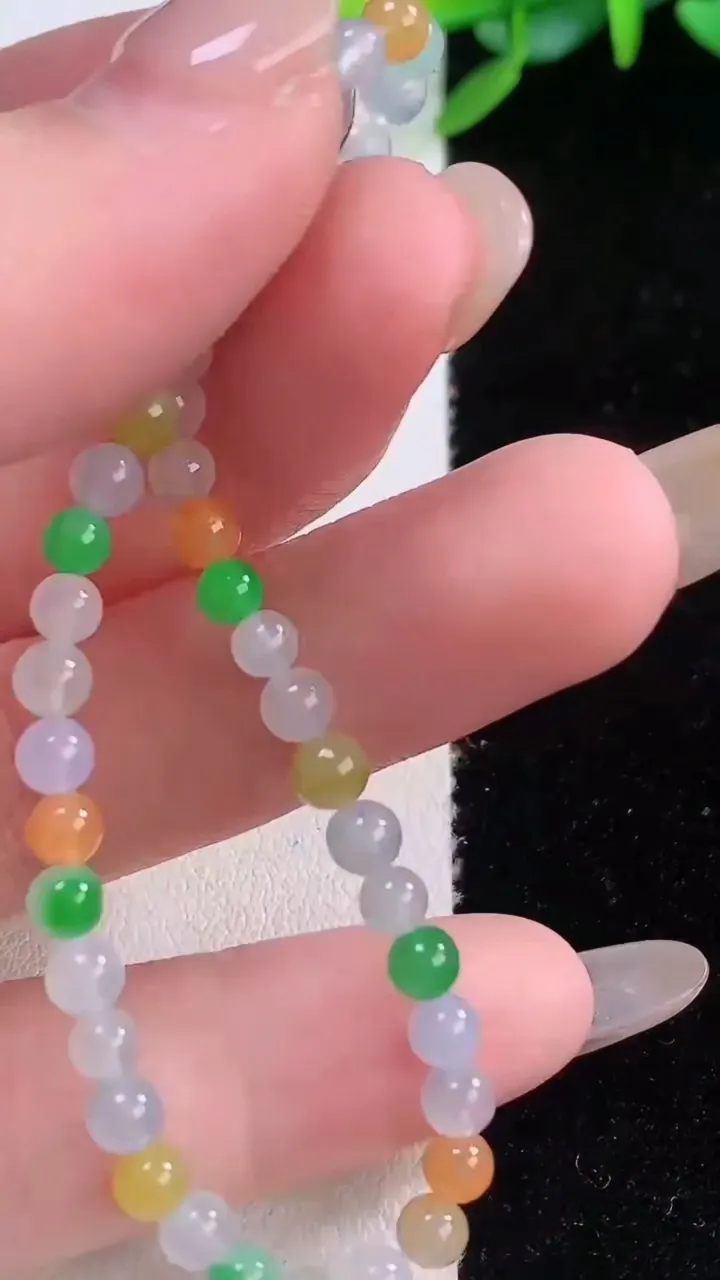 天然A货翡翠种三彩小米圆珠手串52颗，尺寸3.3，重量:3.90g12月1日
工厂直销收藏佳品,种好水足，色泽均匀，有种有色，上手高大气！