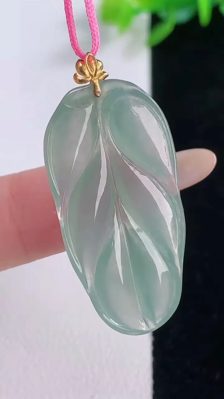 天然A货翡翠金枝玉叶 叶子吊坠，尺寸34.5-17.6-3.6，重量:4.20g
12月1日