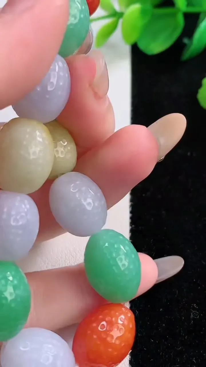 天然A货翡翠三彩路路通手串，尺寸13.6-12-13颗，重量:55.55g12月1日
工厂直销收藏佳品,种好水足，色泽均匀，有种有色，上手高大气！