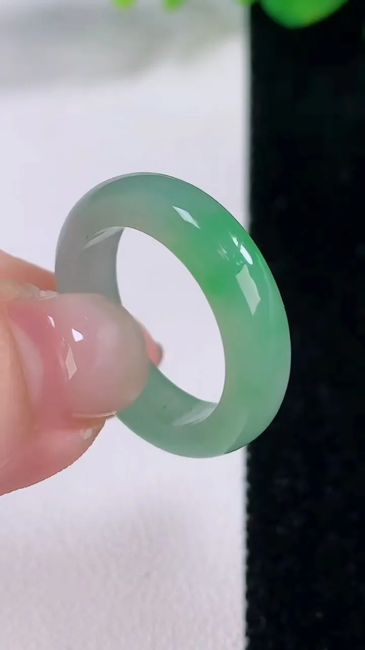 天然A货翡翠指环戒指，尺寸18.2-5.3-3，重量:4.08g2025年12月1日
工厂直销收藏佳品,种好水足，色泽均匀，有种有色，上手高大气！