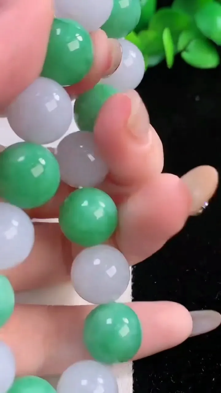 天然A货翡翠圆珠手串16颗，尺寸12.8，重量:58.63g12月1日
工厂直销收藏佳品,种好水足，色泽均匀，有种有色，上手高大气！