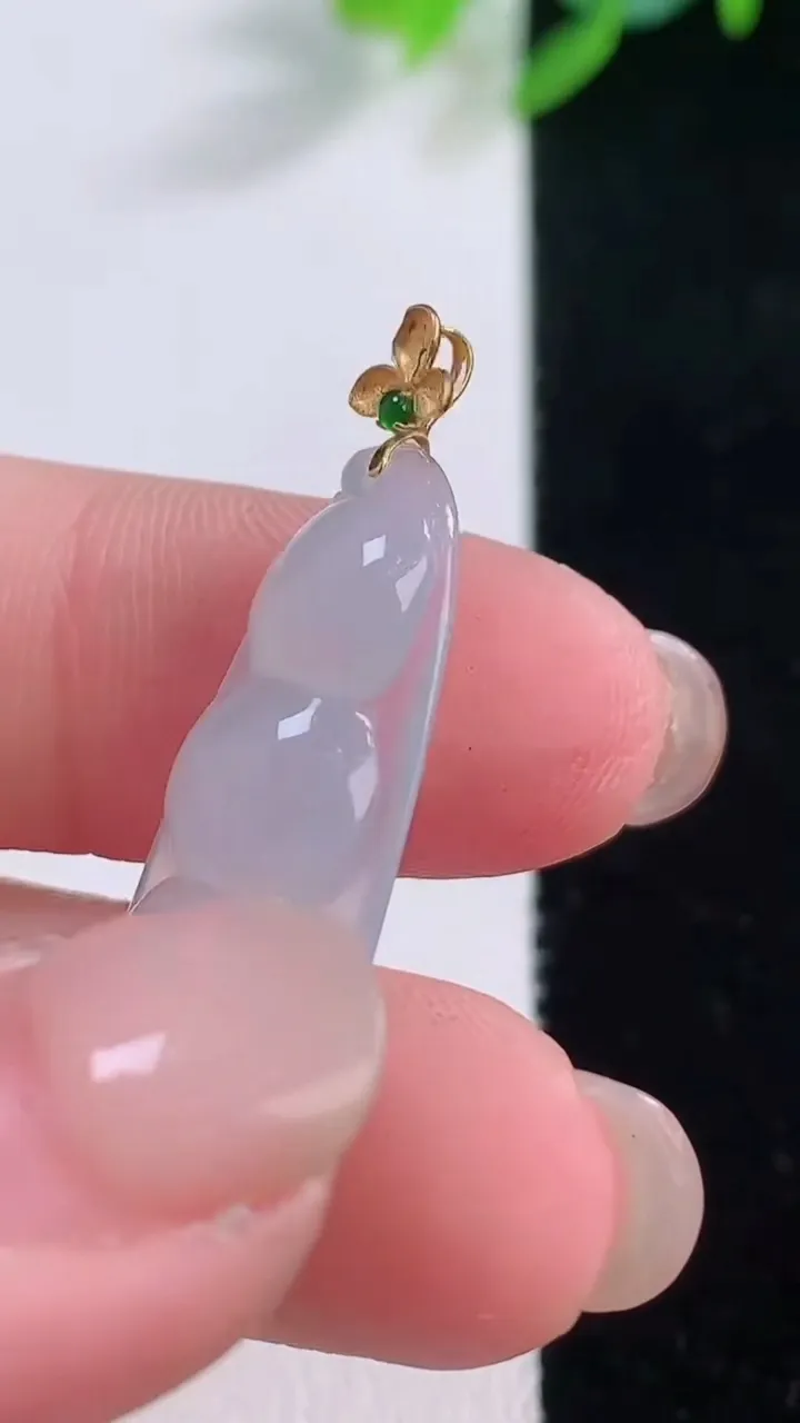 天然A货翡翠种白冰福豆吊坠，尺寸27-11.4-5.3，重量:2.52g
12月1日