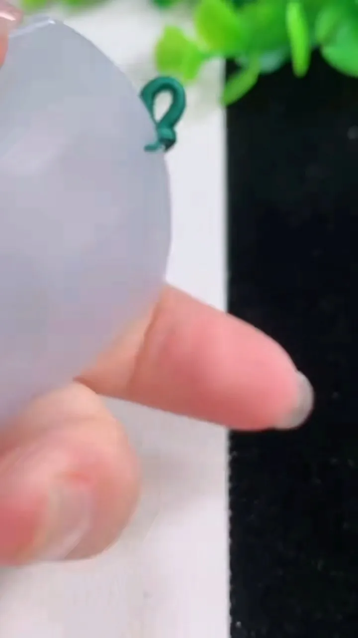 天然A货翡翠不动明王吊坠，尺寸54.2-44.6-5，重量:25.78g
12月1日