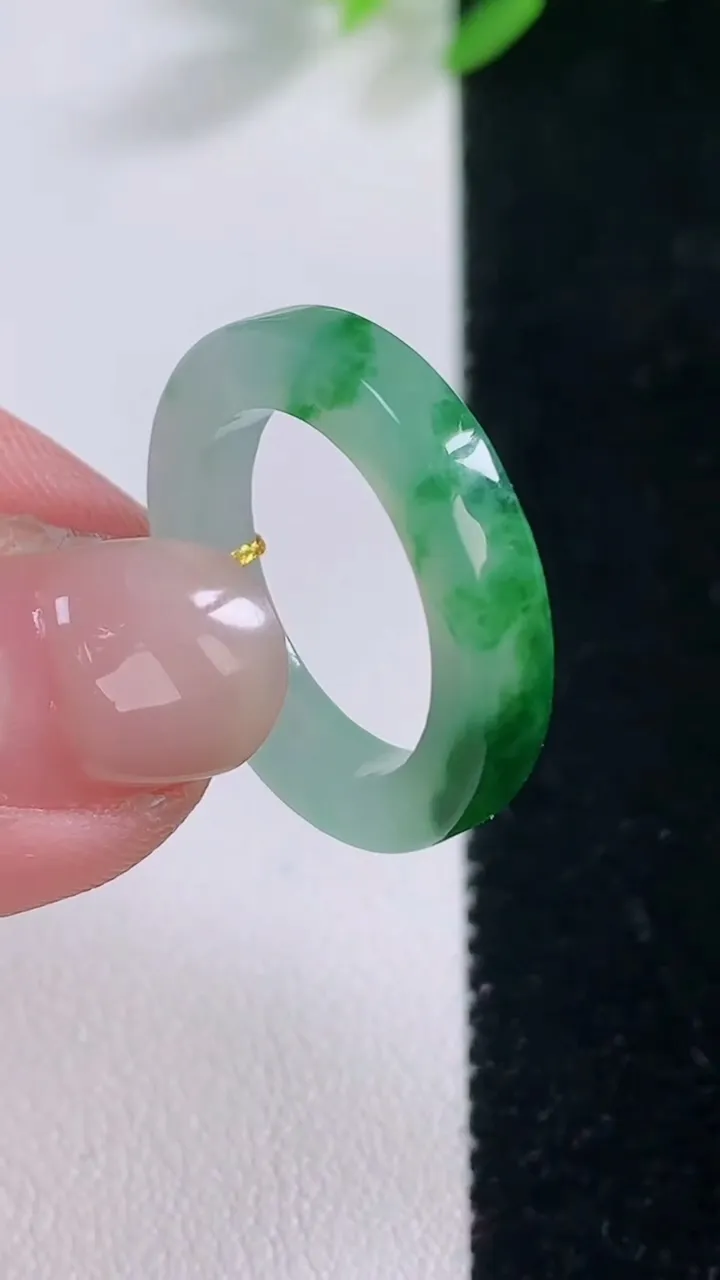 天然A货翡翠花方形指环 戒指，尺寸16.8-3.5-3.2，重量:2.98g2025年12月1日
工