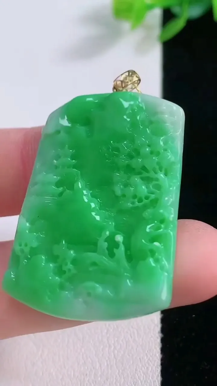 天然A货翡翠山水牌吊坠，尺寸37.6-26.6-4，重量:9.84g
12月1日