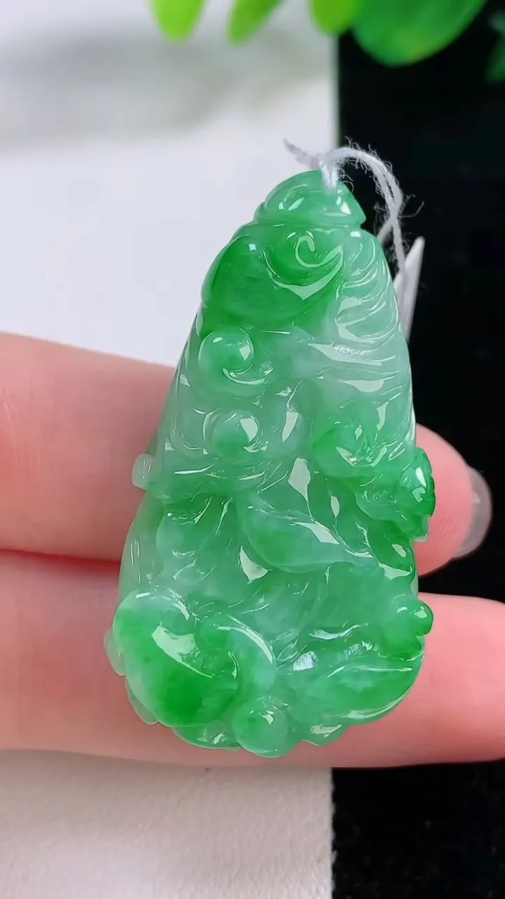 天然A货翡翠白菜吊坠，尺寸42.5-22.5-10，重量:18.73g
12月1日