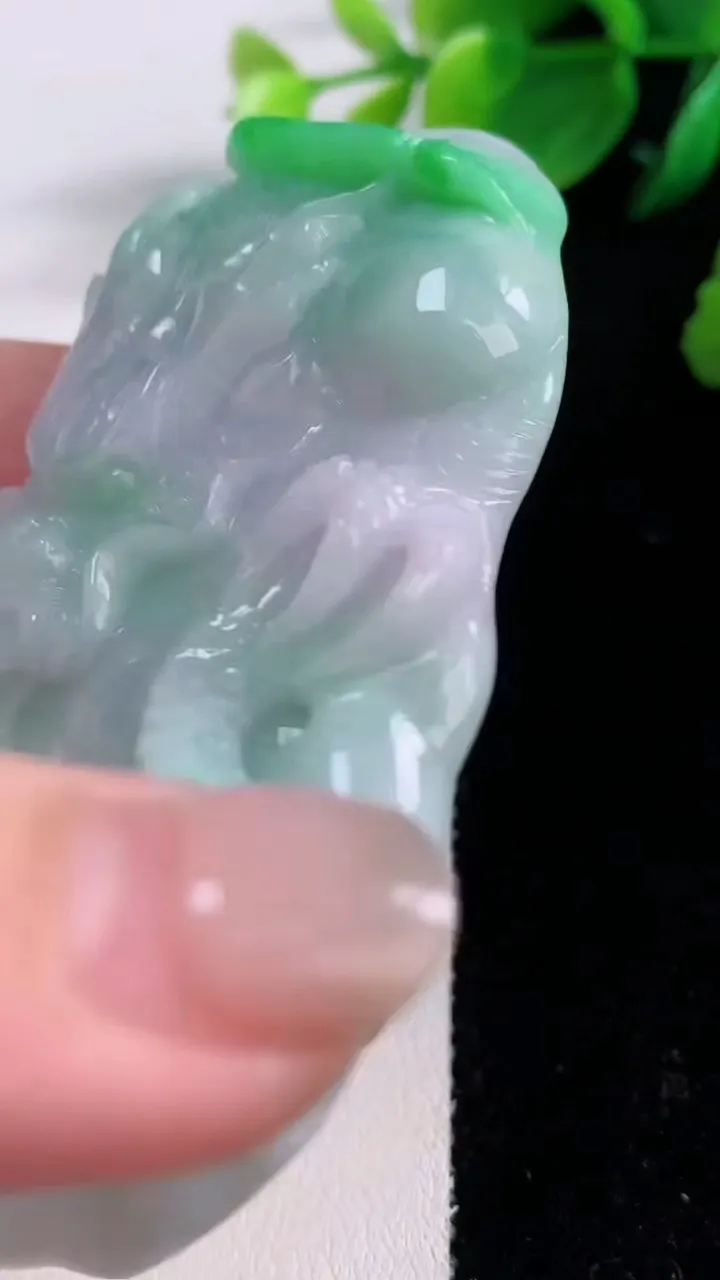 天然A货翡翠龙牌吊坠，尺寸76.3-46.7-11.3，重量:78.78g
12月1日