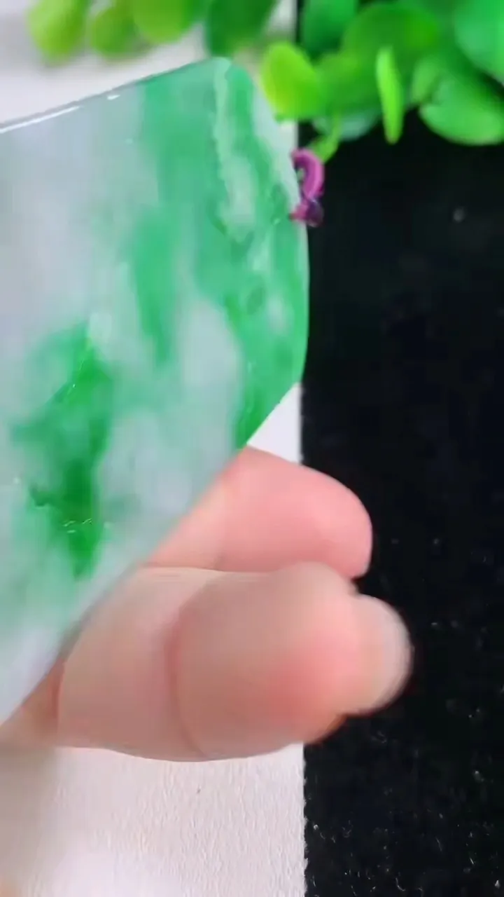 天然A货翡翠山水牌吊坠，尺寸71.7-47.8-4.5，重量:36.99g
12月1日