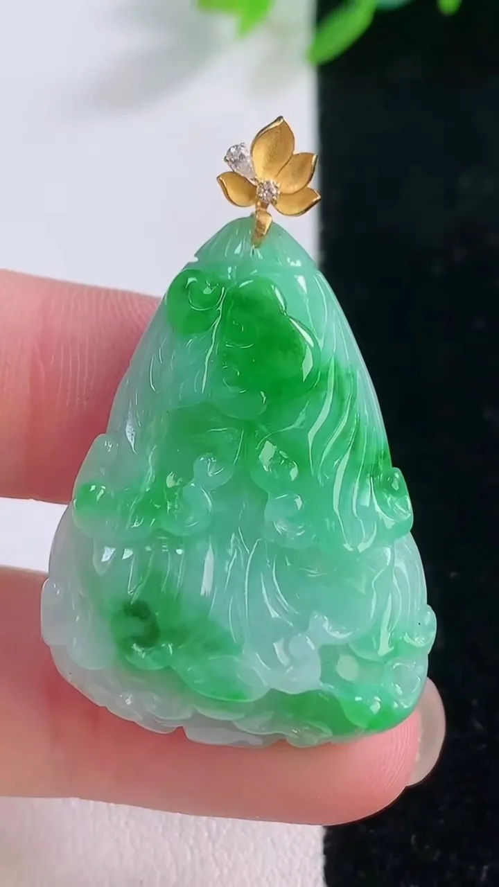 天然A货翡翠白菜吊坠，尺寸32.7-25.3-8，重量:11.23g
12月1日