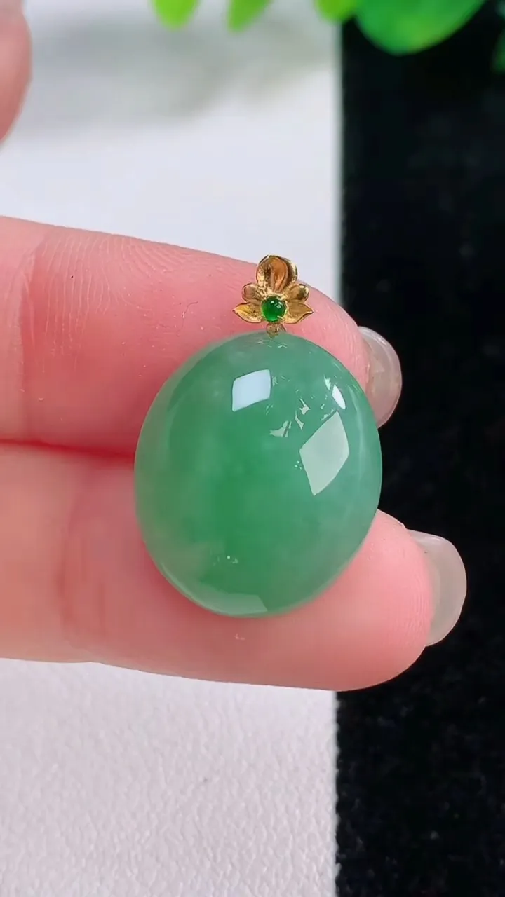 天然A货翡翠蛋面吊坠，尺寸18-16-6.9，重量:3.48g
12月1日