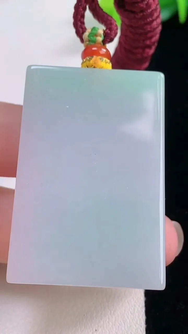 天然A货翡翠无相观音菩萨吊坠，尺寸42.8-29.2-9，重量:38.25g
12月1日