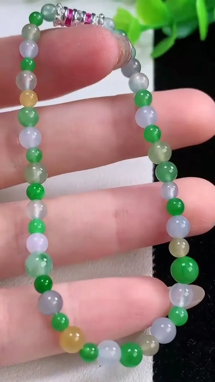 天然A货翡翠种三彩小米圆珠手串42颗，尺寸5.5，重量:6.69g12月1日
工厂直销收藏佳品,种好水足，色泽均匀，有种有色，上手高大气！