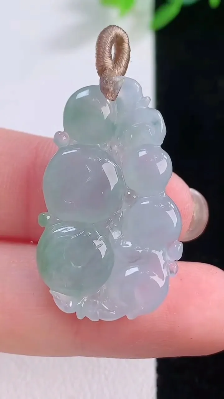 天然A货翡翠冰种飘花灵猴献瑞 生肖猴吊坠，尺寸31-17.4-4.9，重量:5.02g
12月1日