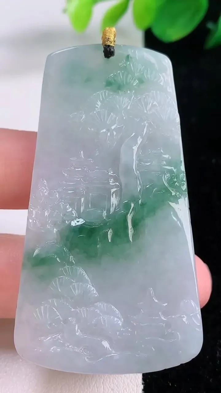 天然A货翡翠牌吊坠，尺寸61.7-33.2-6.2，重量:29.53g
12月1日