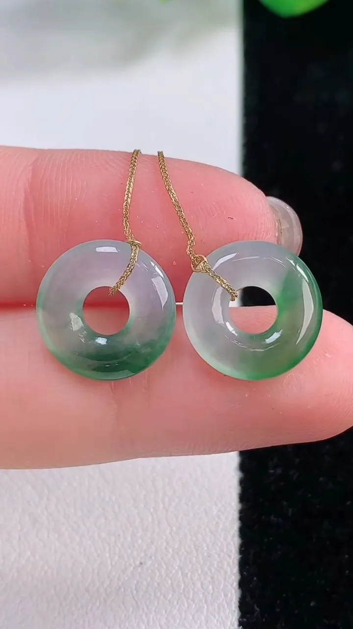 天然A货翡翠平安环吊坠一对，尺寸12.8-2.5，重量:1.82g
12月1日