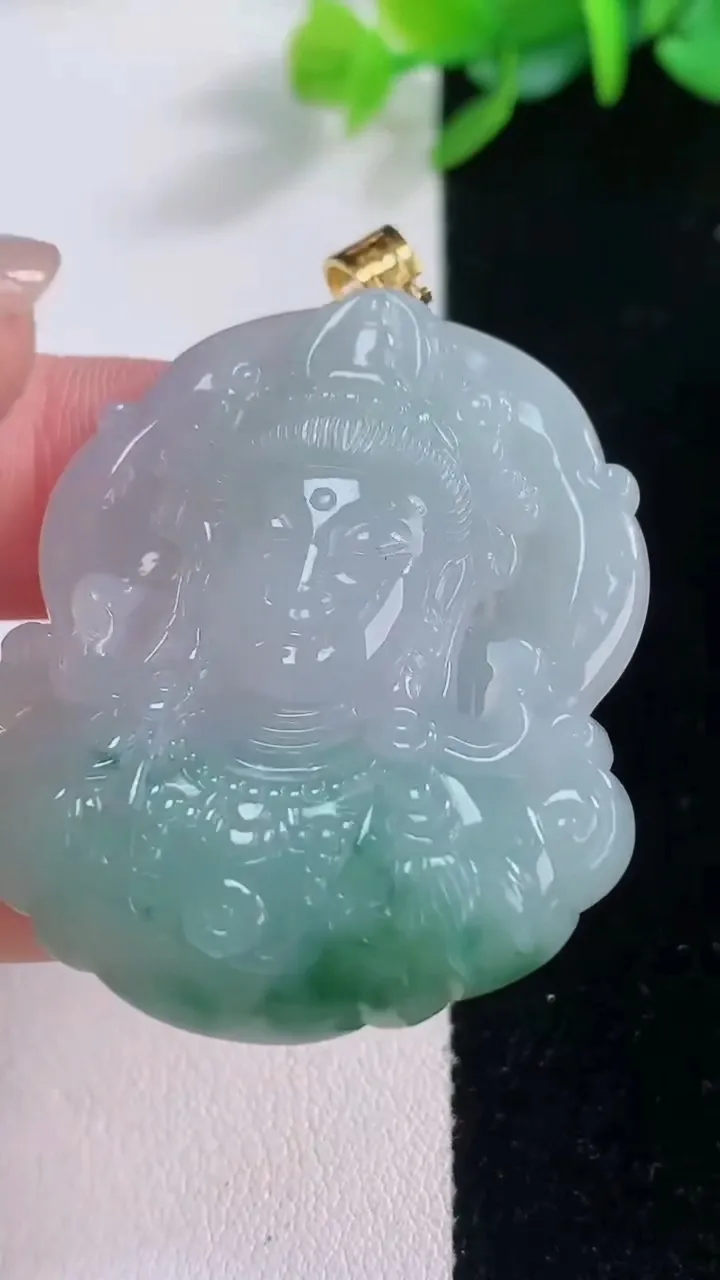 天然A货翡翠种飘花观音头吊坠，尺寸40.8-36.2-5.2，重量:16.32g
12月1日