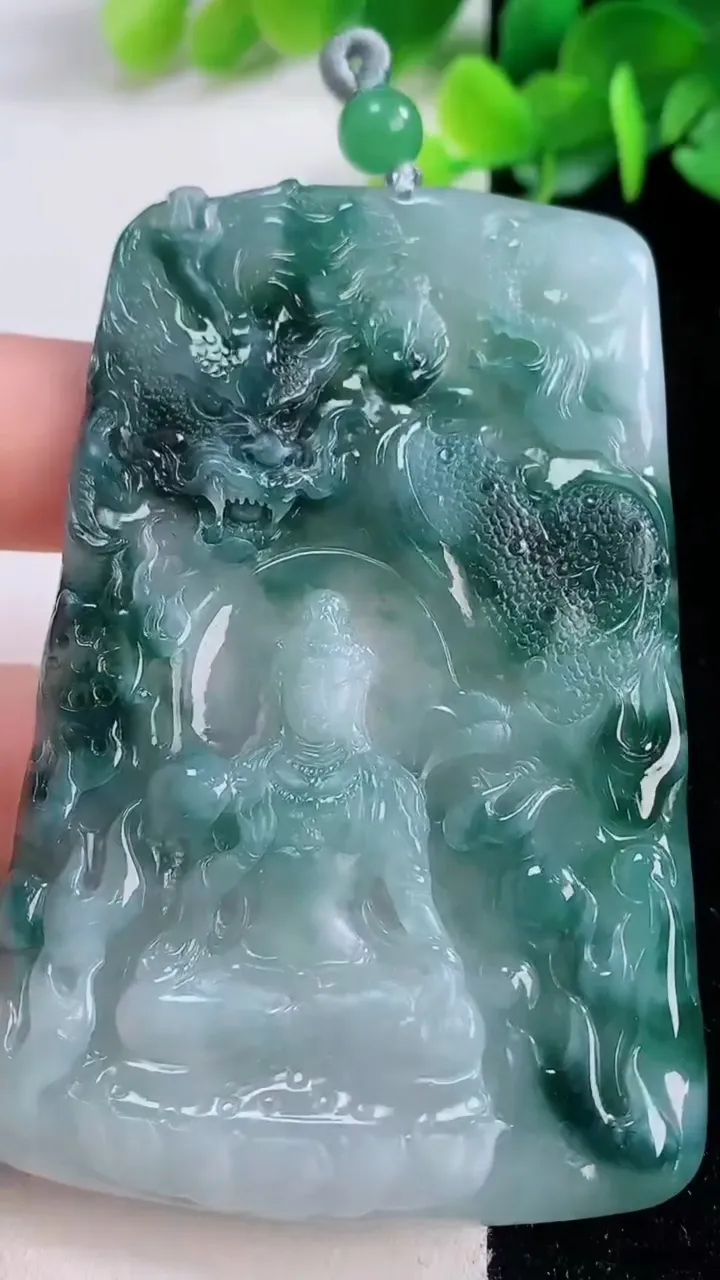 天然A货翡翠冰种飘花祥龙观音菩萨吊坠，尺寸72.5-46-4.8，重量:42.99g
12月1日