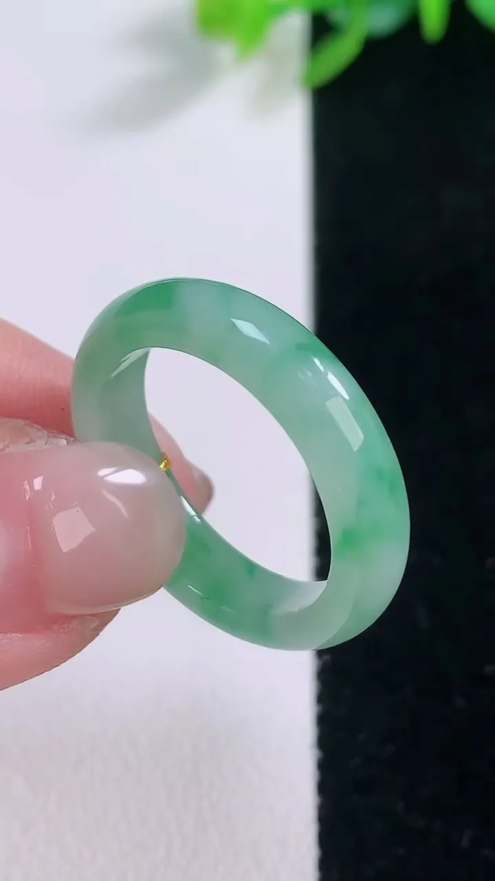 天然A货翡翠指环 戒指，尺寸19.6-5-2.7，重量:3.81g2025年12月1日
工厂直销收藏