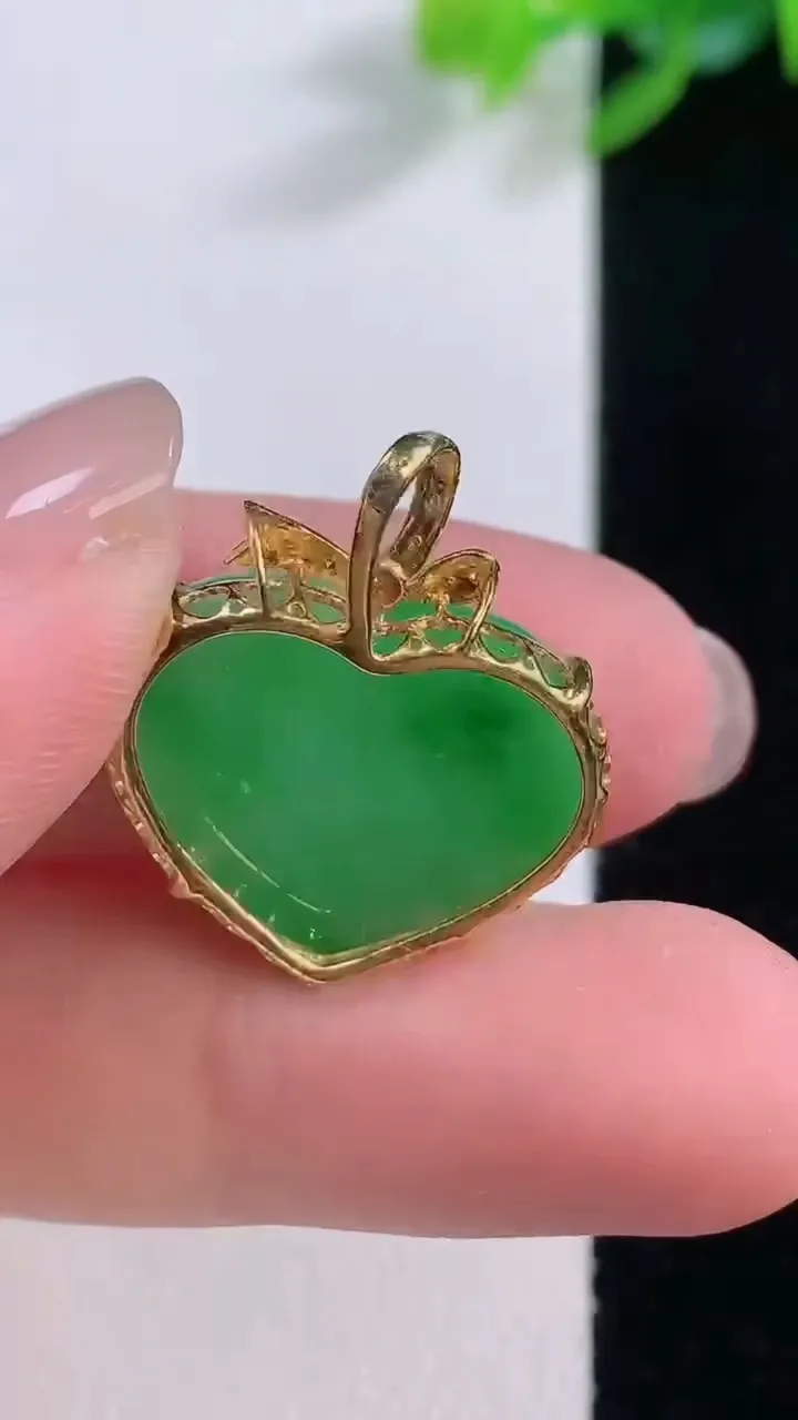 天然A货翡翠爱心吊坠，尺寸15.6-20.2-6.9，重量:4.27g
12月1日