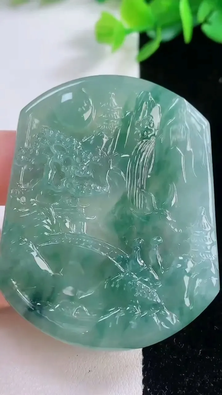 天然A货翡翠牌吊坠，尺寸55.2-43.4-45，重量:28.70g
12月1日