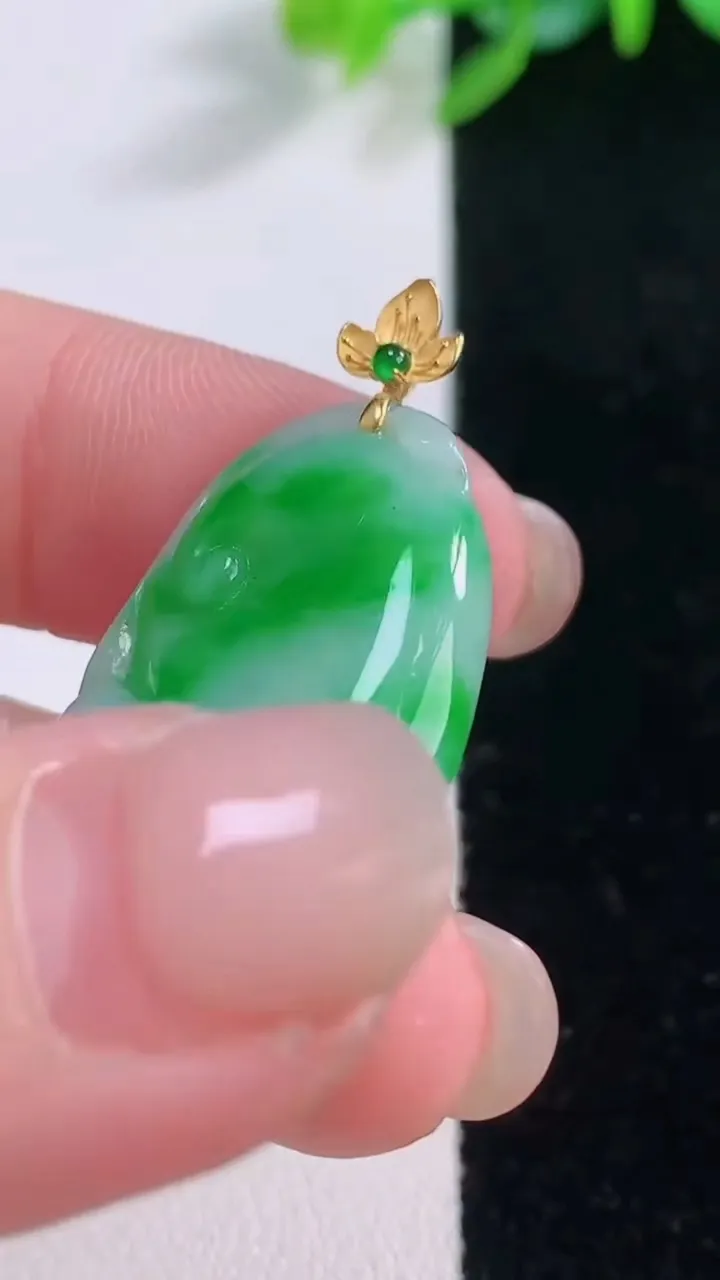 天然A货翡翠如意吊坠，尺寸27.3-17.5-5，重量:5.00g
12月1日