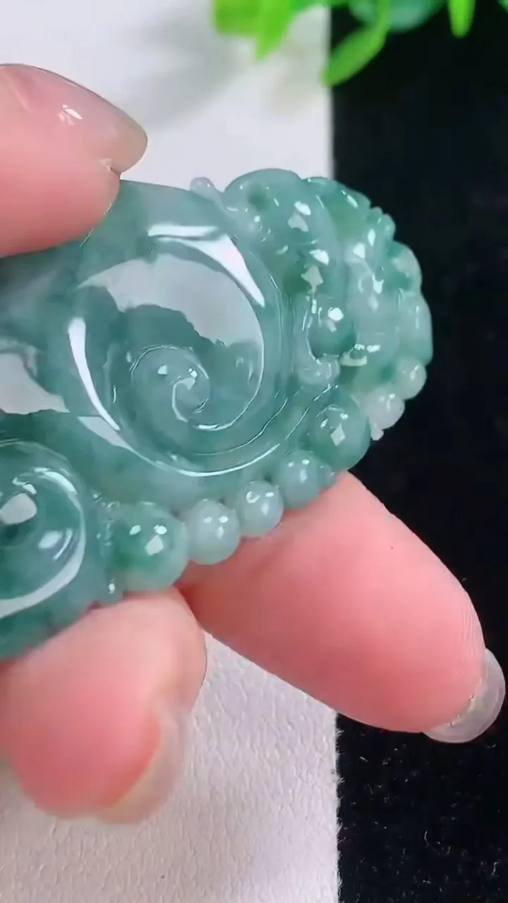 天然A货翡翠飘花如意吊坠，尺寸58-30.3-8.4，重量:27.00g
12月1日