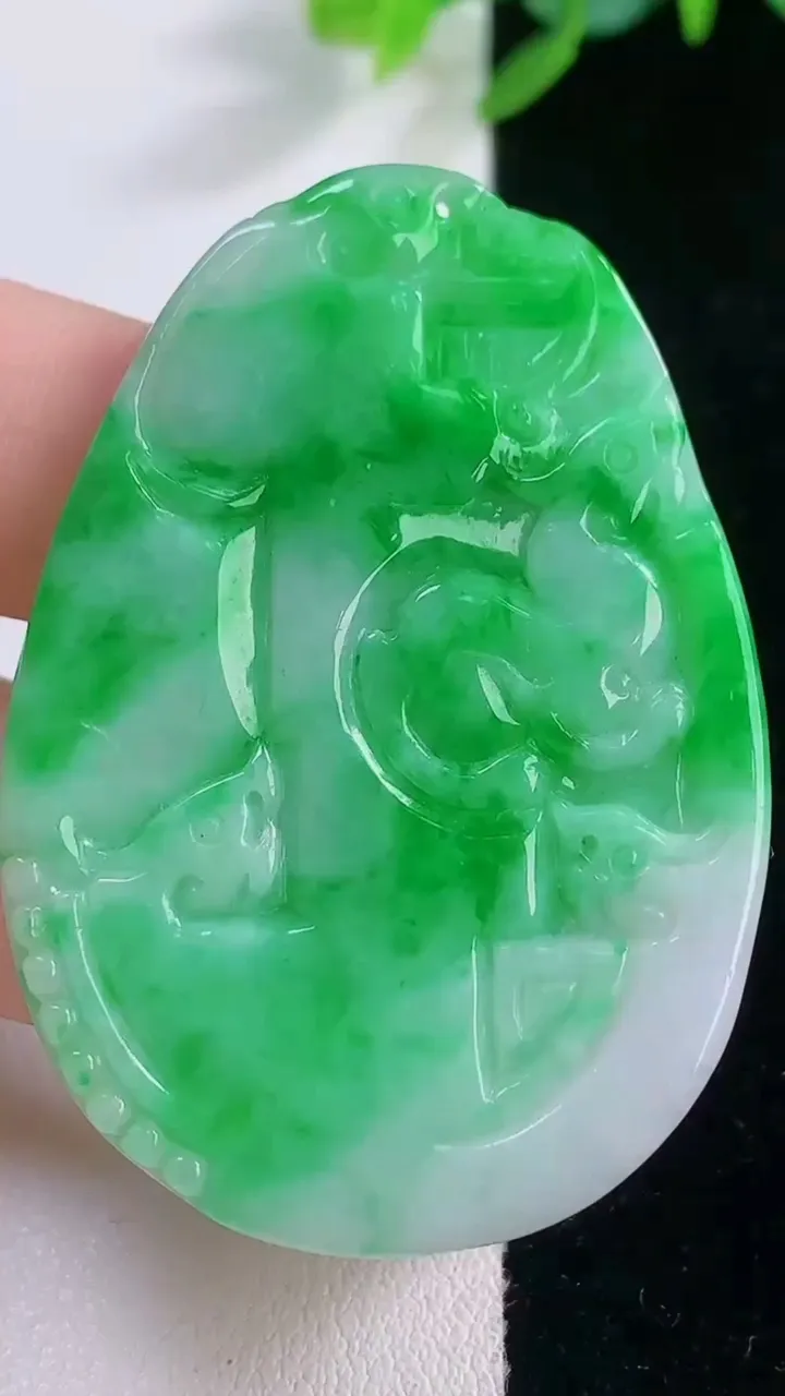 天然A货翡翠貔貅牌吊坠，尺寸51-35-3，重量:14.31g
12月1日