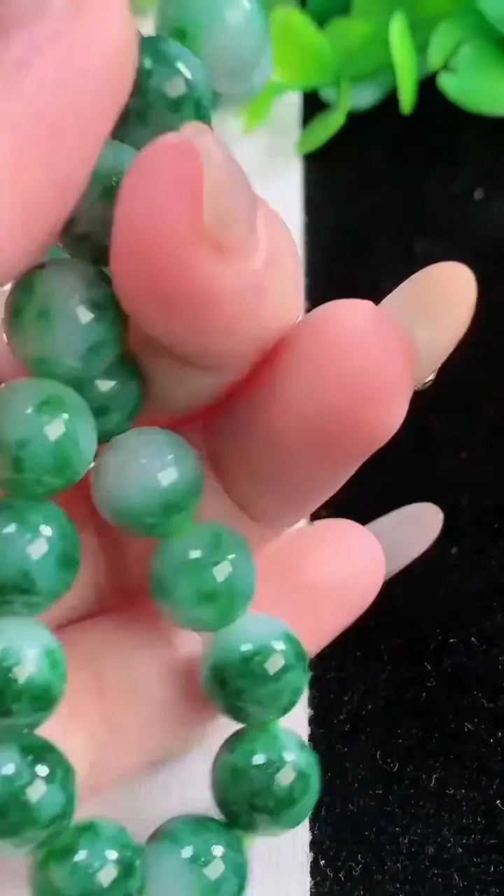 天然A货翡翠花圆珠手串19颗，尺寸9.8，重量:32.19g12月1日
工厂直销收藏佳品,种好水足，色泽均匀，有种有色，上手高大气！
