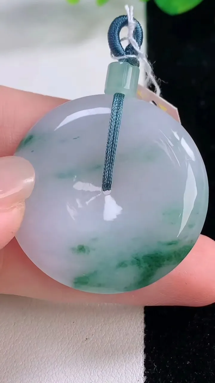 天然A货翡翠飘花平安扣吊坠，尺寸34.2-5.8，重量:14.57g
12月1日