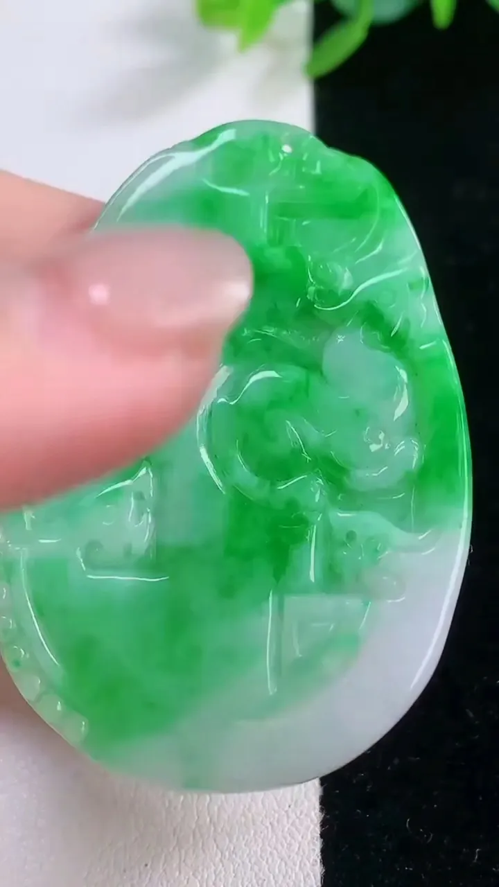 天然A货翡翠貔貅牌吊坠，尺寸51-35-3，重量:14.31g
12月1日