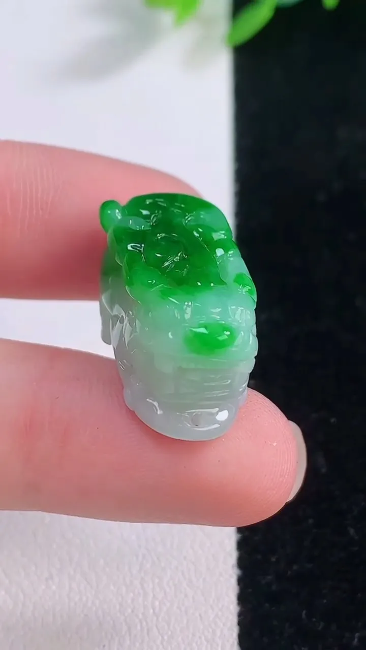 天然A货翡翠貔貅吊坠，尺寸20.8-11.3-12.7，重量:7.94g
12月1日